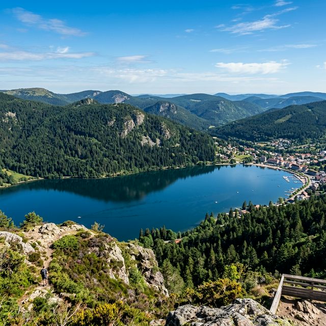Lac vosgien entouré de sapins pour préparer une sortie de pêche à Longemer
