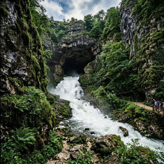 La source de la Loue, résurgence karstique spectaculaire jaillissant d'une grotte au pied d'une falaise calcaire